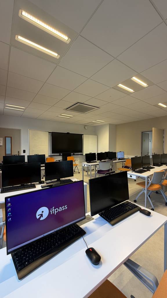 Installation de salles de cours interactives avec écrans Speechi SuperGlass Essential à l'IFPASS