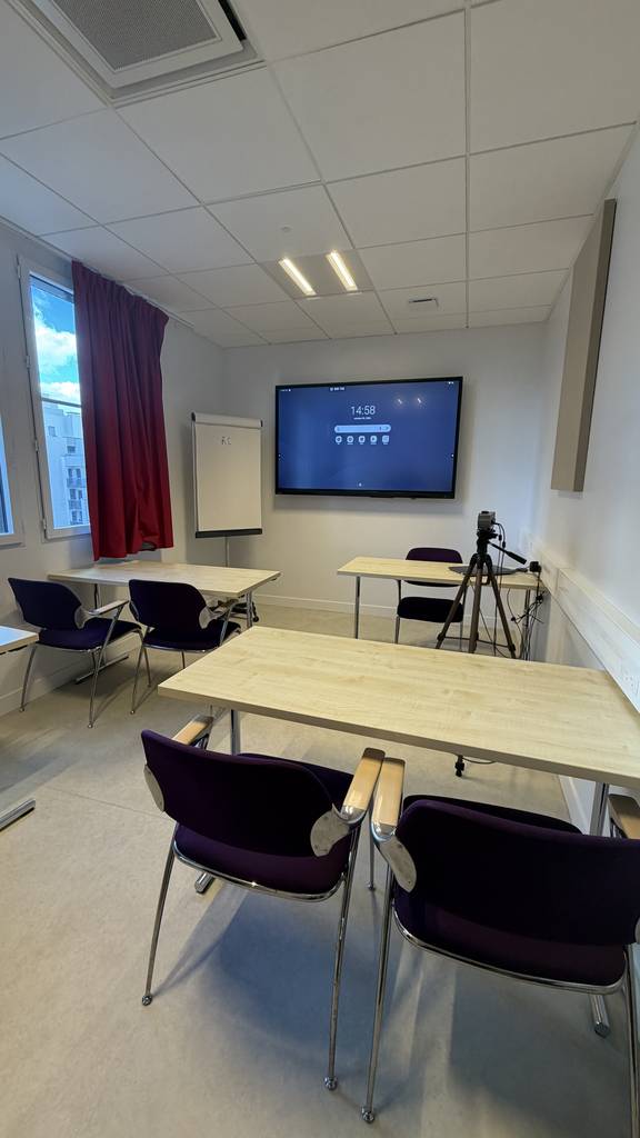 Installation de salles de cours interactives avec écrans Speechi SuperGlass Essential à l'IFPASS