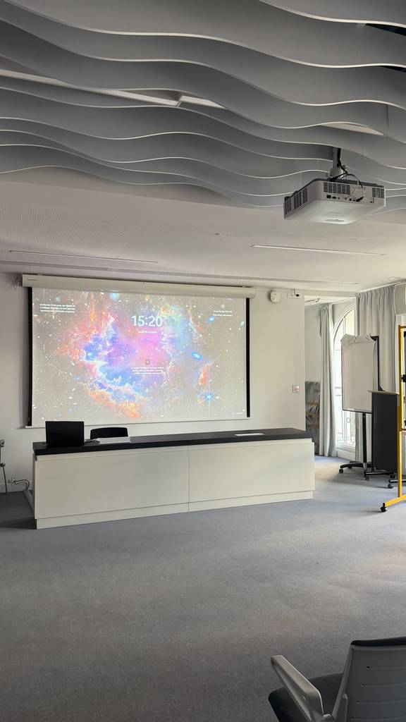 Aménagement audiovisuel de l'amphithéâtre avec vidéoprojecteur Sharp NEC et pilotage Extron