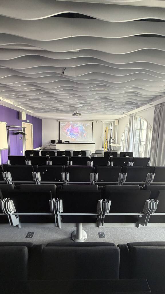 Aménagement audiovisuel de l'amphithéâtre avec vidéoprojecteur Sharp NEC et pilotage Extron